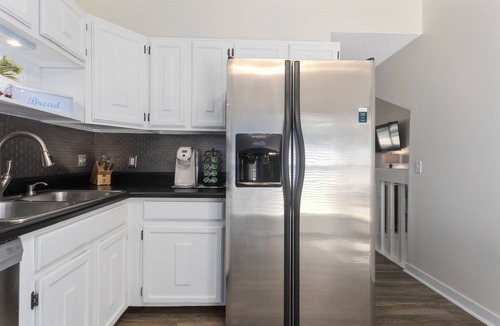 Waldron House | Spacious 2BR Townhouse | 2-Story | Detached Garage I Seasonal Pool