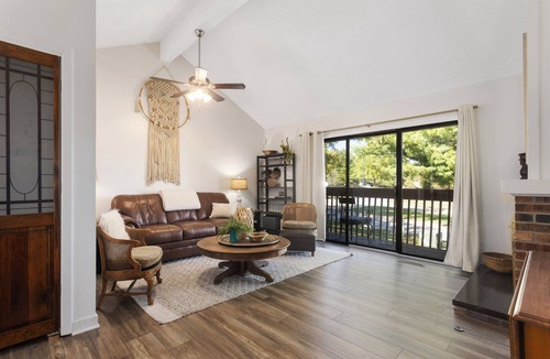 Waldron House | Spacious 2BR Townhouse | 2-Story | Detached Garage I Seasonal Pool