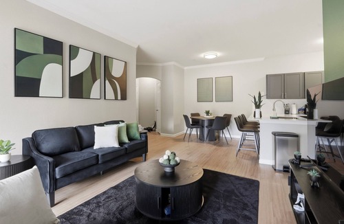 George Bush Park/Eldridge Apartment | Spacious 3-bedroom apartment - Close to Food and Fun!