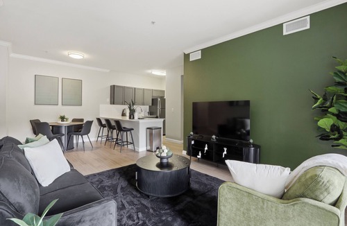 George Bush Park/Eldridge Apartment | Spacious 3-bedroom apartment - Close to Food and Fun!