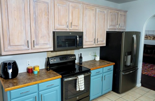 Corinth House | Spacious 3-Bedroom Retreat in Corinth, Texas. with a private backyard, playground, BBQ patio, and fully equipped kitchen. Just minutes from Lake Lewisville, Oakmont Golf Course, and a short drive to Dallas, Plano, and McKinney.