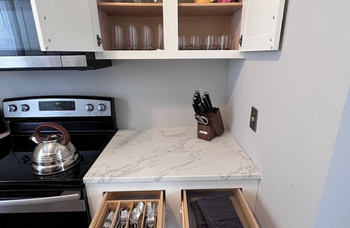 Shaw Apartment | Spacious 3 Bedroom Sleeps 5 - Walk to Botanical Garden - Long Term Pet Friendly