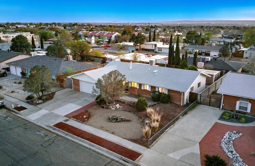 Academy Place House | Spacious 3-bedroom house with card table, backyard and Wifi in NE Albuquerque