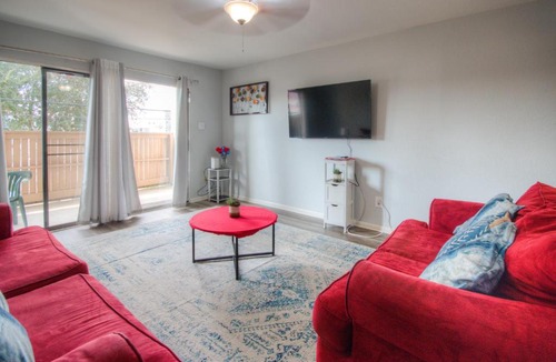 South Main Apartment | Spacious 3BR, 2BA Condo near Medcenter & NRG