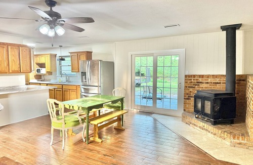 Vicksburg House | Spacious 3BR Home. Sleeps 8. Quiet Area. Close to Town.
