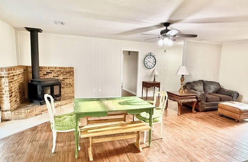 Vicksburg House | Spacious 3BR Home. Sleeps 8. Quiet Area. Close to Town.