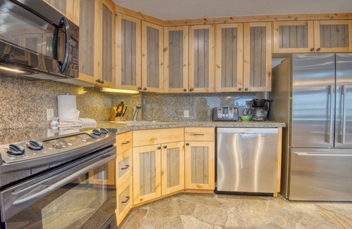 Vail Condo | Spacious 3BR Mountain Lodge Stone Fireplace Vaulted Ceilings & Mountain View