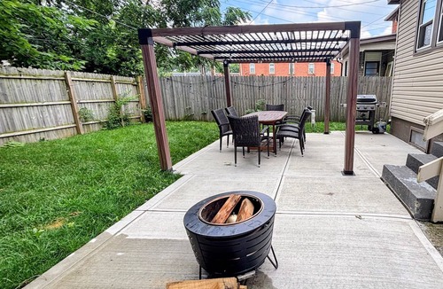 Merion Village House | Spacious 3BR Near German Village/Fire Pit, Yard, & Grill. SuperHost & Veteran!