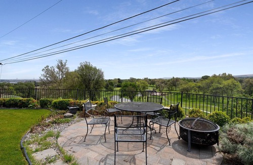 Kennewick House | Spacious 3BR On Golf Course, Close to Wineries, Shopping, Sports Fields