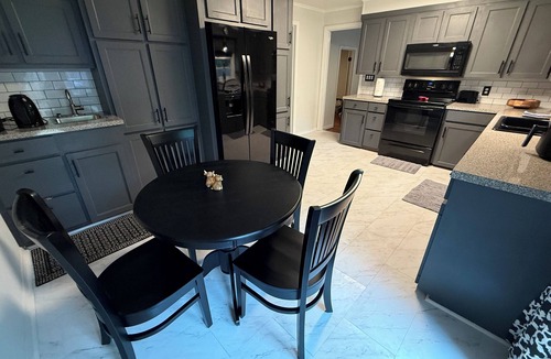 Jefferson House | Spacious 4-BDRM, 6-BED, 2-BA home in Jefferson. Yee Haw Haven, a western dream!