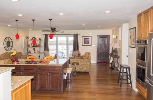 Langston Bed & Breakfast | Spacious 4-Bed 4-Bath Lakeside Retreat at Ballards by The Lake