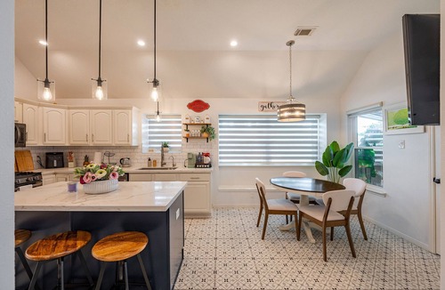 Pearland House | Spacious 4 bed room House Charming Pearland Retreat Family Friendly
