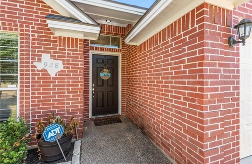 Wellborn House | Spacious 4-bedroom house in College Station with closed in garage with A/C.
