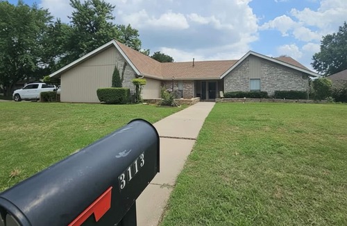 Lawton House | Spacious 4-bedroom 2 bath house equipped with AC. Sleeps up to 12 people.