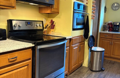 Hanover House | Spacious 4-bedroom 5 bed house. A lil Hollywood in the living room.Comfy beds!