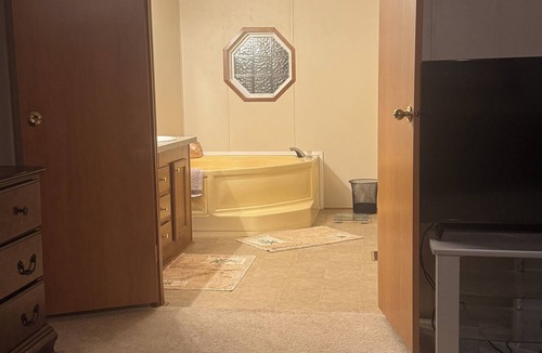Jachin House | Spacious 4-bedroom house with AC in lovely peaceful Pennington