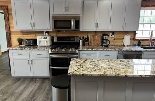 Fairport House | Spacious 4-bedroom house in brilliant Maysville with AC
