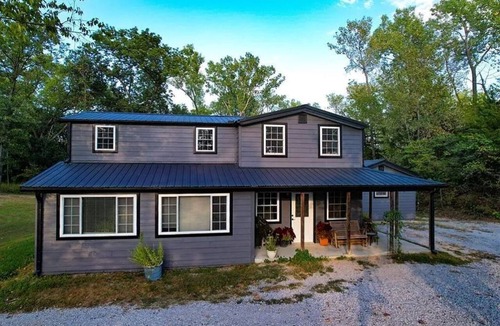 Fairport House | Spacious 4-bedroom house in brilliant Maysville with AC