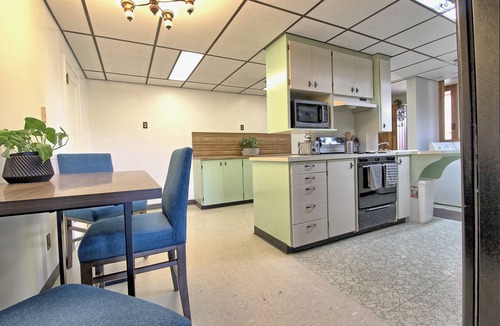 Chewelah House | Spacious 4-bedroom house that sleeps 15- 14 Min to 49 North Mountain Resort