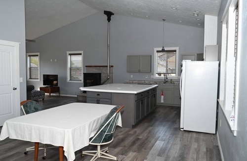 Council House | Spacious 4-bedroom house in charming Council with WiFi, AC, 80% ADA compliant.