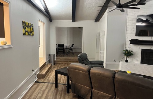 Bowie House | Spacious 4-bedroom house with WiFi and AC in amazing Lubbock
