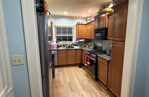 Brookside House | Spacious 4-bedroom house w/massage chair, outdoor patio, near Brookside shops.