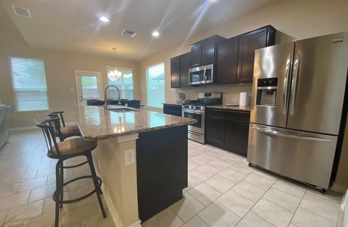 San Antonio House | Spacious 4-bedroom house with WiFi and AC in charming San Antonio LAF graduation