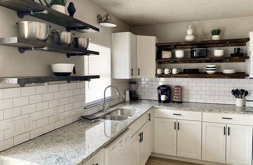 Lackland Terrace House | Spacious 4 Bedrooms-Family, Attractions, Lackland