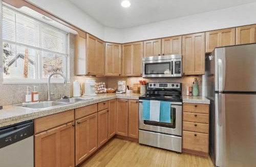Scenic Heights House | Spacious 4BD - Backyard BBQ, Fire Pit & Mini Golf