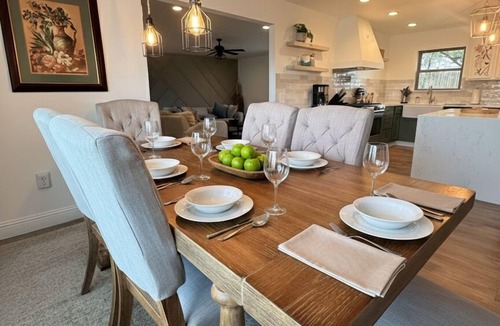 Farmers Branch Bed & Breakfast | Spacious 4BR Central Dallas Home - Firepit & Game Loft