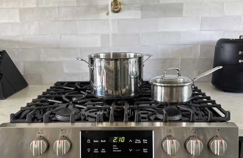 Farmers Branch Bed & Breakfast | Spacious 4BR Central Dallas Home - Firepit & Game Loft