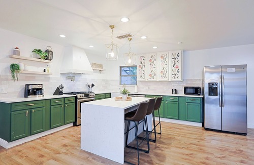 Farmers Branch Bed & Breakfast | Spacious 4BR Central Dallas Home - Firepit & Game Loft