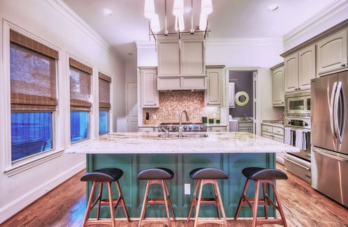 Dallas House | Spacious 4BR home in Highland Park West (central Dallas) with chef-style kitchen, 2 ovens, and elegant living areas. Perfect for families or group stays.