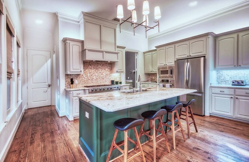 Dallas House | Spacious 4BR home in Highland Park West (central Dallas) with chef-style kitchen, 2 ovens, and elegant living areas. Perfect for families or group stays.