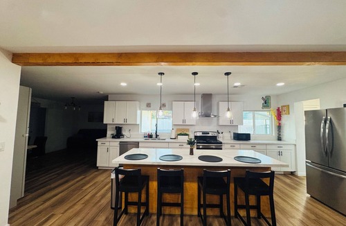 Alhambra House | Spacious 4BR Home w/Pool, BBQ & Putting Green – Near I-17