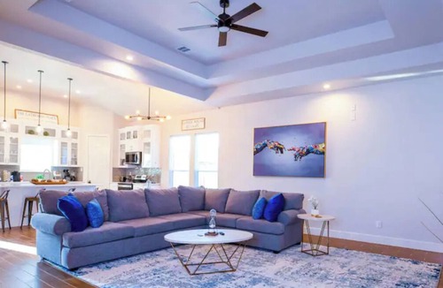 Cedar Crest House | Spacious 4BR Retreat Near Downtown, Bishop Arts & Dallas Zoo