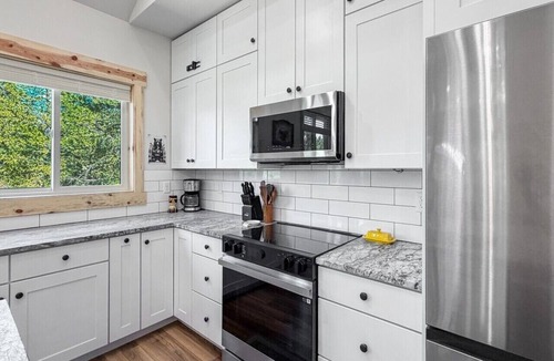 Cascade House | Spacious 4BR Retreat on 1 Acre | Hot Tub, Pool Table & Near Lake Cascade