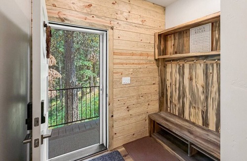 Cascade House | Spacious 4BR Retreat on 1 Acre | Hot Tub, Pool Table & Near Lake Cascade