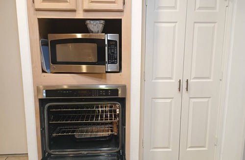 North Arlington House | Spacious 5-bedroom house with pool by Six Flags in beautiful Arlington