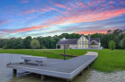 Beaumont House | Spacious 5-bedroom house with AC, outdoor area in charming Beaumont.