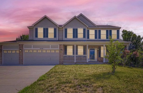 Aurora House | Spacious 5-bedroom house in enchanting Aurora with AC, WiFi