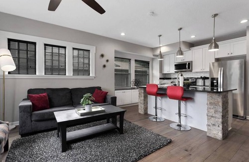 Kansas City Apartment | Spacious 5 Bedroom Duplex In Kansas City! 65/66