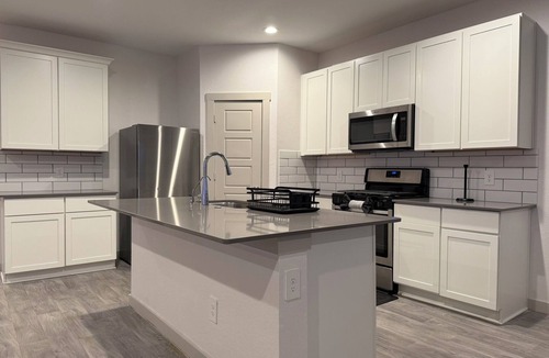 Richmond House | Spacious 5 BR 3 Bath with Ping Pong Table and Air Hockey
