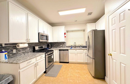 Clodine House | Spacious 5bed Houston Retreat Home 6 guests 4 bedrooms 5 beds 3 baths
