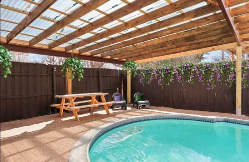 Grand Prairie House | Spacious 5BR 2 B Home with Pool