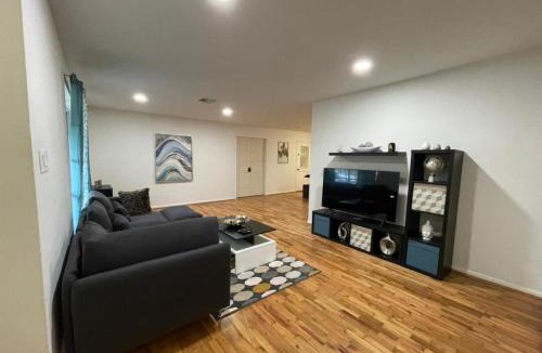 Woodlake - Briar Meadow House | Spacious 5BR and 3BA Plus Cozy Cabin With Spa Near Galleria