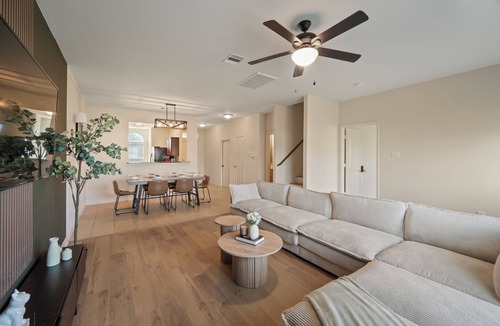 Humble House | Spacious 5BR Home 3.5 Miles to IAH airport Full Kitchen TV & Desk in Every Room