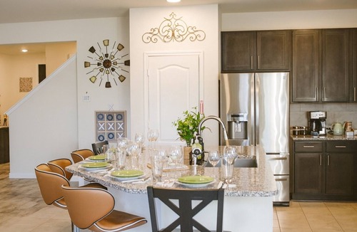 Barker House | Spacious 5BR Retreat Sleeps 13 Premium Bedding Near NRG & Events