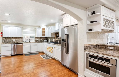 Broomfield House | Spacious 6-bedroom house - Country Club Golf Course Retreat