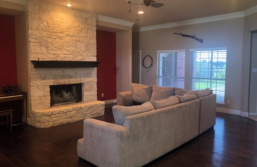 Elmo House | Spacious 6 bedroom house on one acre in pleasant Crandall